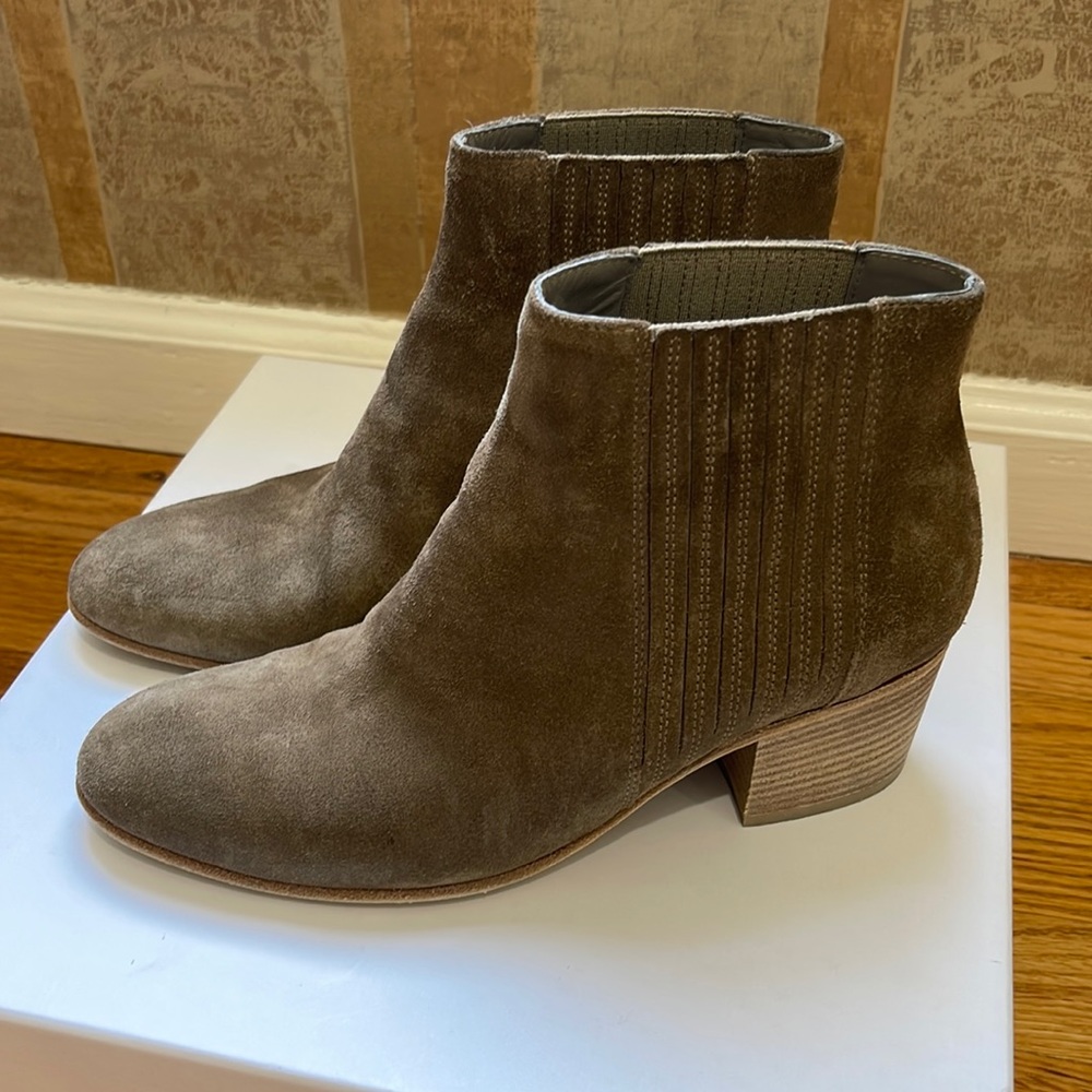 Vince Size 6 Tan Suede Booties